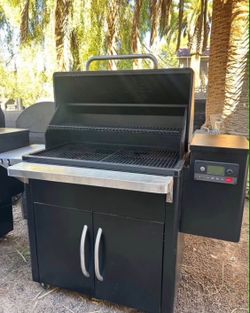 TRAEGER SILVERTON XL PELLET GRILL SMOKER  USED WIRKS GREAT