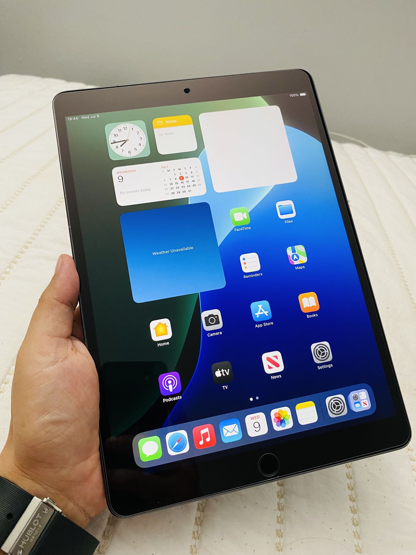 iPad Air 3rd Gen | 256GB | Wi-Fi + Cellular | Black | Like New | iOS 18.5