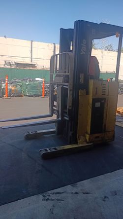 stand up fork lift works