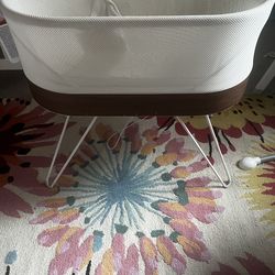 Snoo bassinet by happiest baby, comes with mattress covers and sleep sacks
