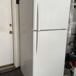 2023 Frigidaire Top Freezer, Bottom Refrigerator- $235