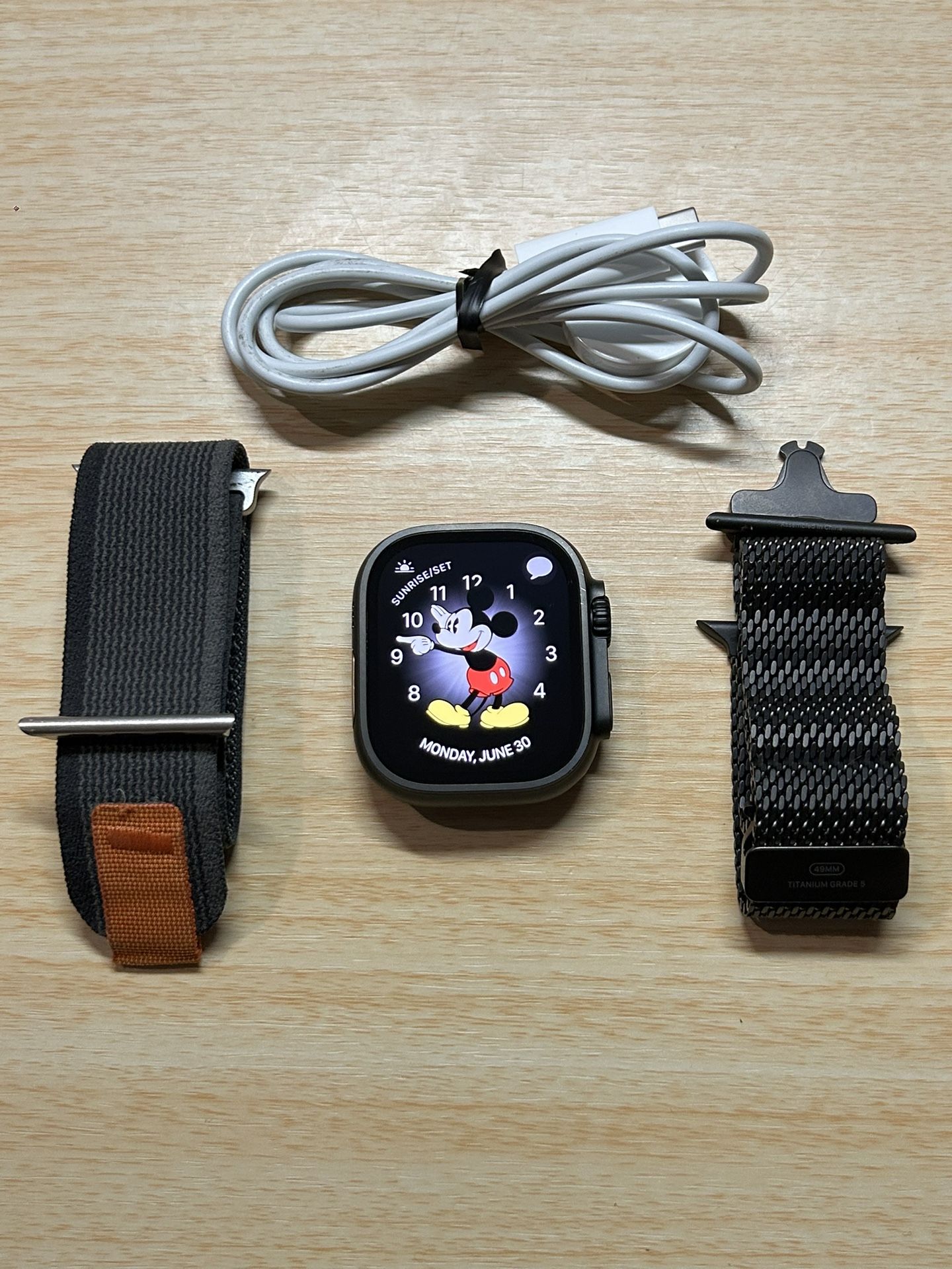 Apple Watch Ultra 2 49MM GPS + LTE – Titanium Milanese Loop & Trail Loop