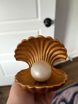 Clam with Pearl Decor