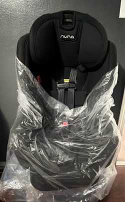 Nuna Car Seat with extra cover in gray. NEW without Box
