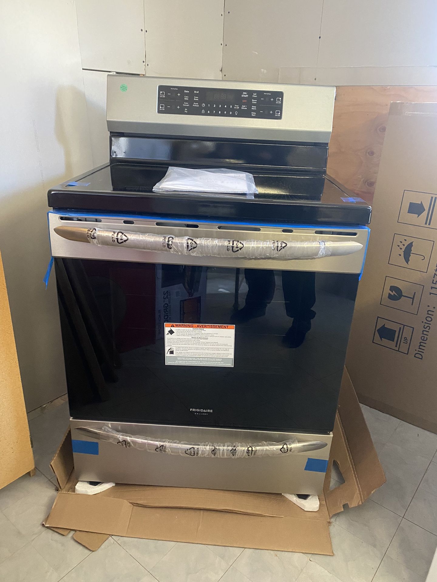 Fridgidaire Electric Range 30” *NEW*