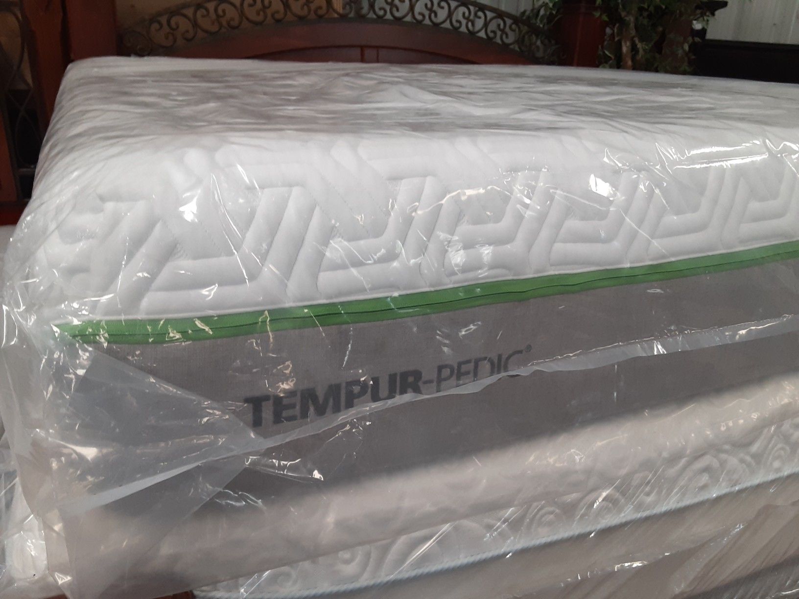 King size tempurpedic tempur flex hybrid supreme mattress for Sale in