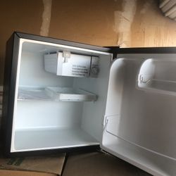 NEW Sunbeam Mini Fridge 1.7 sq ft