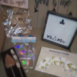 BUNDLE OF MR AN MRS DECOR NICE Stuff SELLING TOGETHER NO FLAWS ALL BRAND NEW 