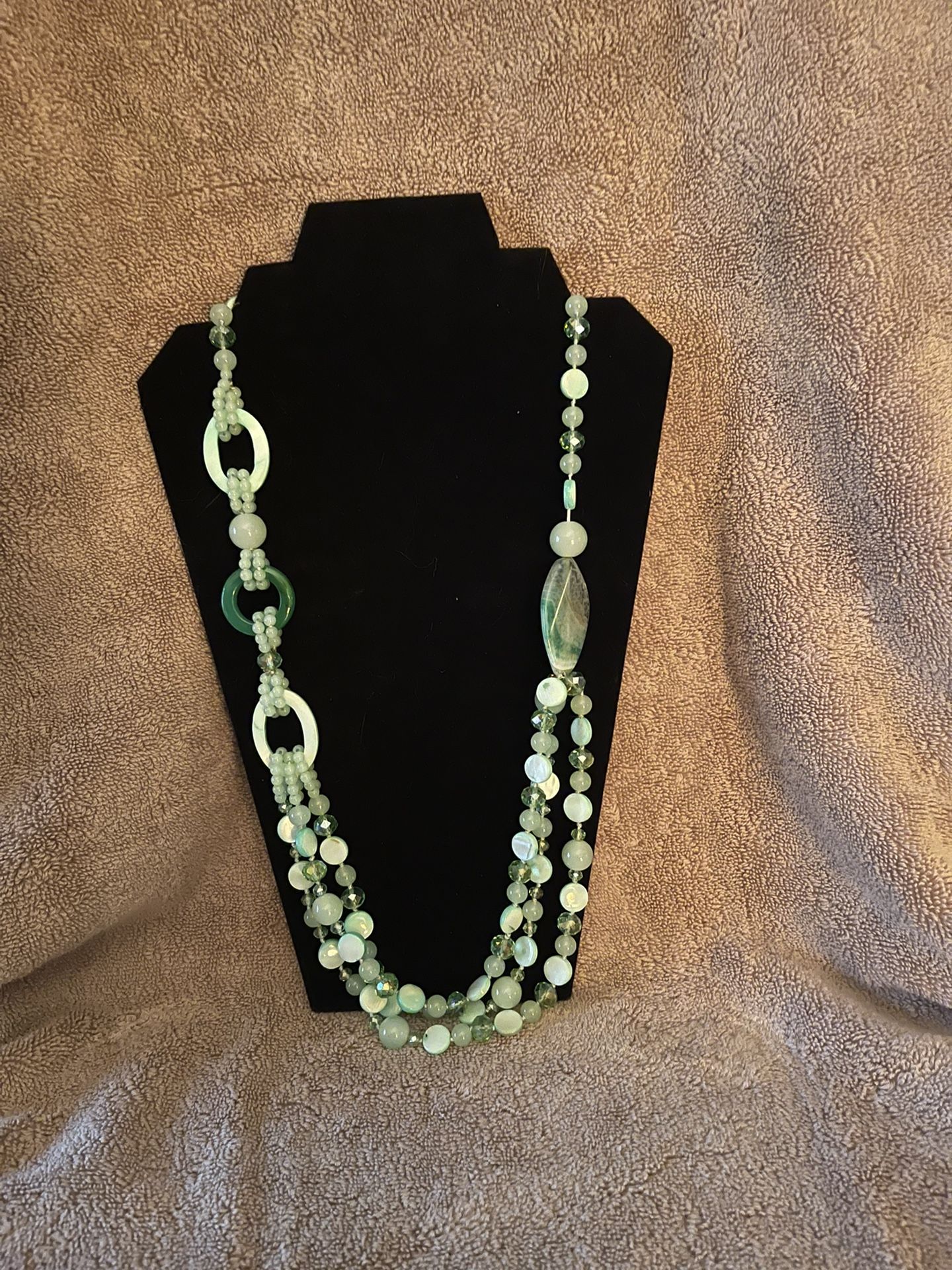 Necklace, beautiful multi shade gemstone. NEW