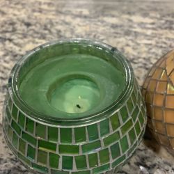 Set Of 2 Used Candle Red Vase And  Huqha 5$ Each