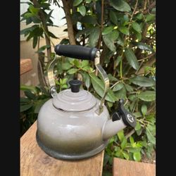 LOW PRICE MOVING- LE CREUSET $165 + TAX RETAIL TEA KETTLE TEA POT 