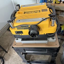 DEWALT Planer, Thickness Planer, 13-Inch, Two Speed 20,000 RPM Motor, Corded (DW735)