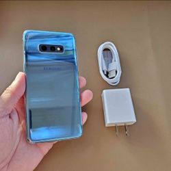 SAMSUNG Galaxy S10e. 128GB,  Factory Unlocked,  Excellent Condition.  Like New