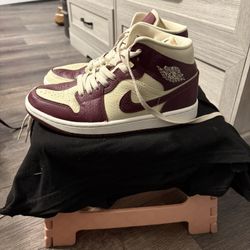 Jordan 1 . Boys 6 / Wmns 7.5