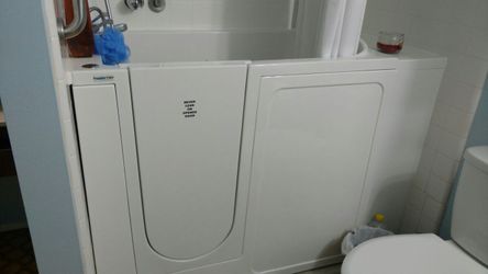 Tub walk in with jets