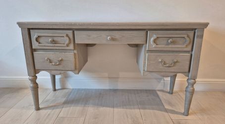 Solid wood desk with jewlery drawer