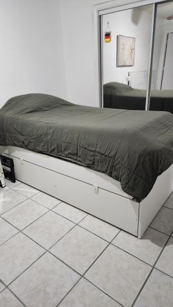 Hermosa Cama Individual Twin Bed. Can Be Converted To Two Twin Bed