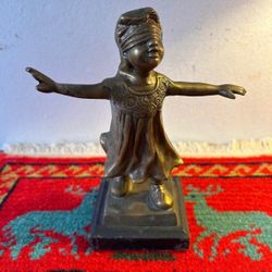 ADORNO NIÑA TRAVIESA DE BRONCE 