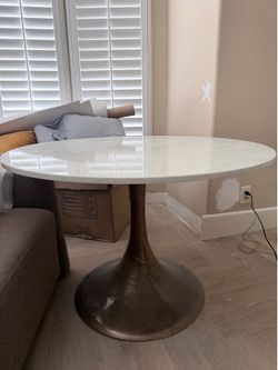 Round Tulip Entry/Dining Table – Vicostone Quartz Top & Cast Aluminum Base
