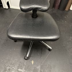 Kneeling/cross legged office chair