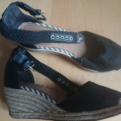 Wedge Sandals. SIZE 8