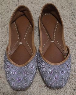 Women/Girl's Shoes (Size 6-7)