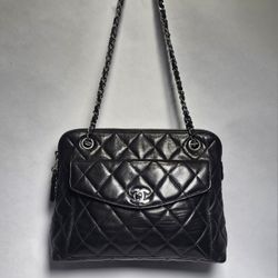 Chanel
Quilted CC Shoulder Bag 