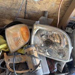 Toyota tundra 2002 to 2006 front headlights