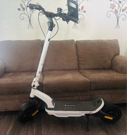 Isinwheel S-Nova Pro Electric Scooter – 28 MPH, 38-Mile Range, Like New