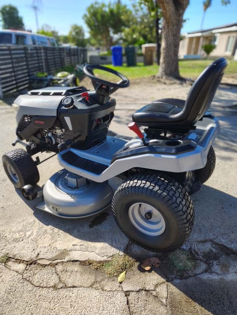 MurrayMT200 42 in. 19.0 HP 540cc EX1900 Series Briggs and Stratton Engine Automatic Gas Riding Lawn Tractor Mower