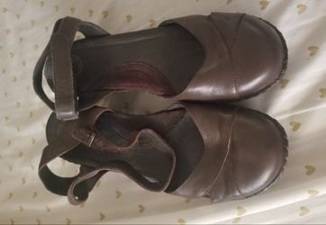 New leather shoes size 8