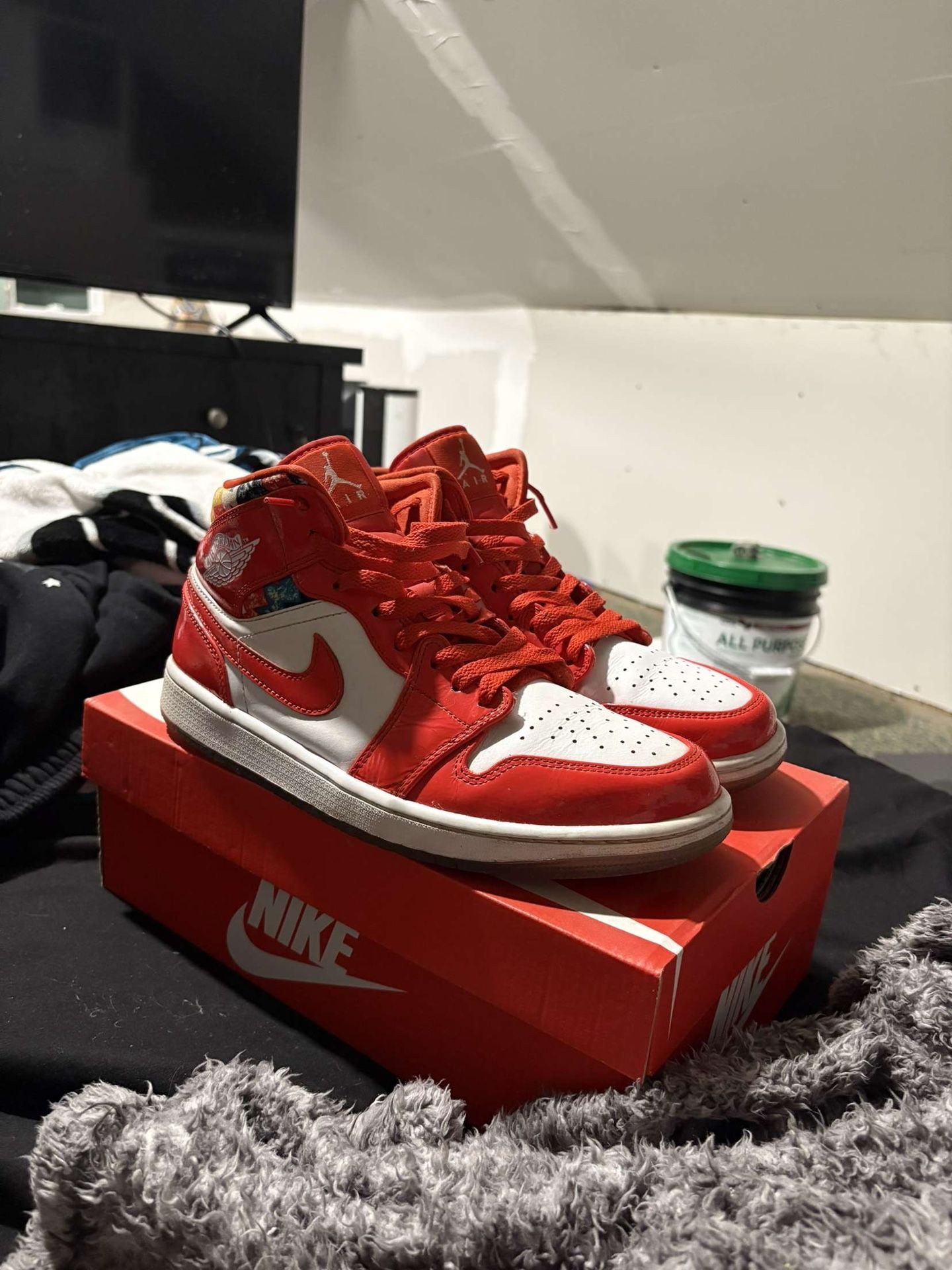 Jordan 1 mids barcelona sweater