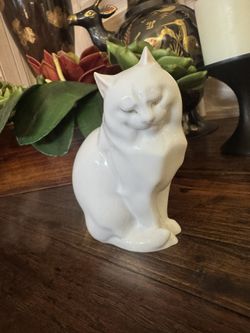 Herend Hand Painted Porcelain White Cat Kitty Sitting