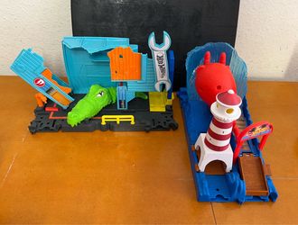 Hot Wheels City Octopus Pier Attack & Hot Wheels City Gator Garage Attack Playset!
