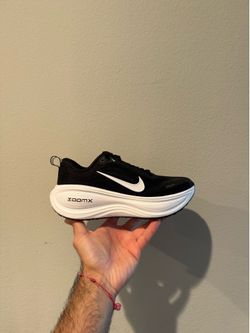 Women Nike Vomero Plus - Size 7  &  8 - NEW