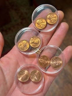 Wow 😮!! 8 Uncirculated Lincoln Pennies – 1959-D, 1960-D & 2009-D – Holders Included !
