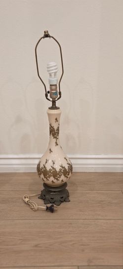 Vintage Mid-Century Hollywood Regency Cream Ceramic Table Lamp with Gold Accents & Ornate Base