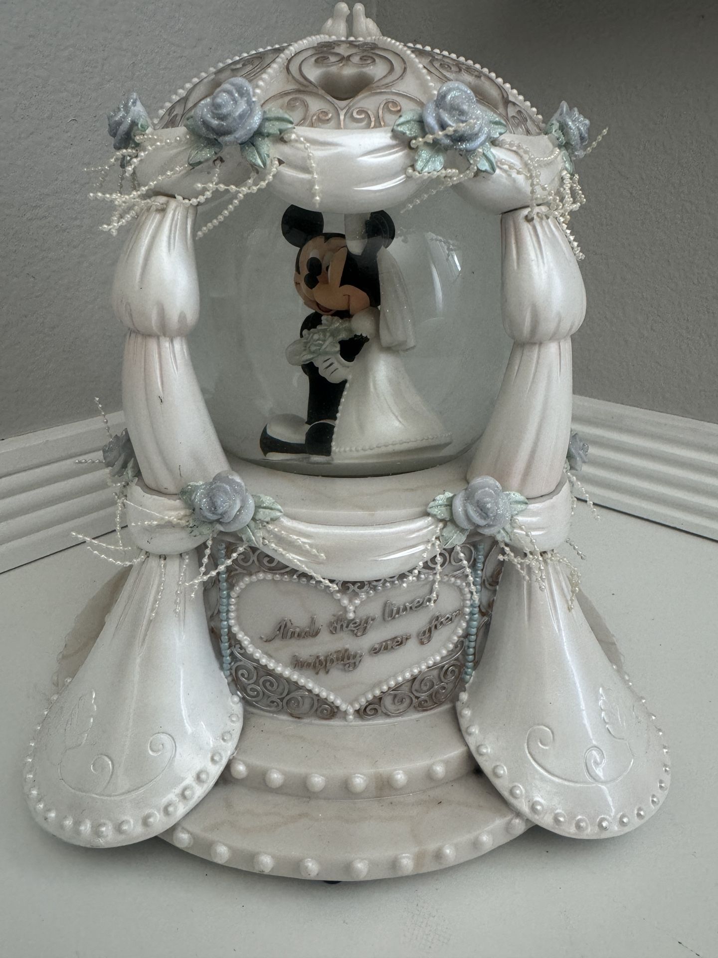 Disney Mickey & Minnie Wedding Snowglobe musical