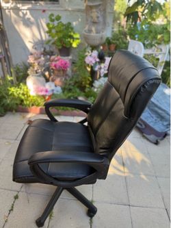 Adjustable office rotating chair good condition