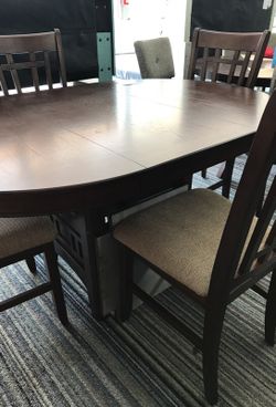 Beautiful Dining table and Chairs NEW!