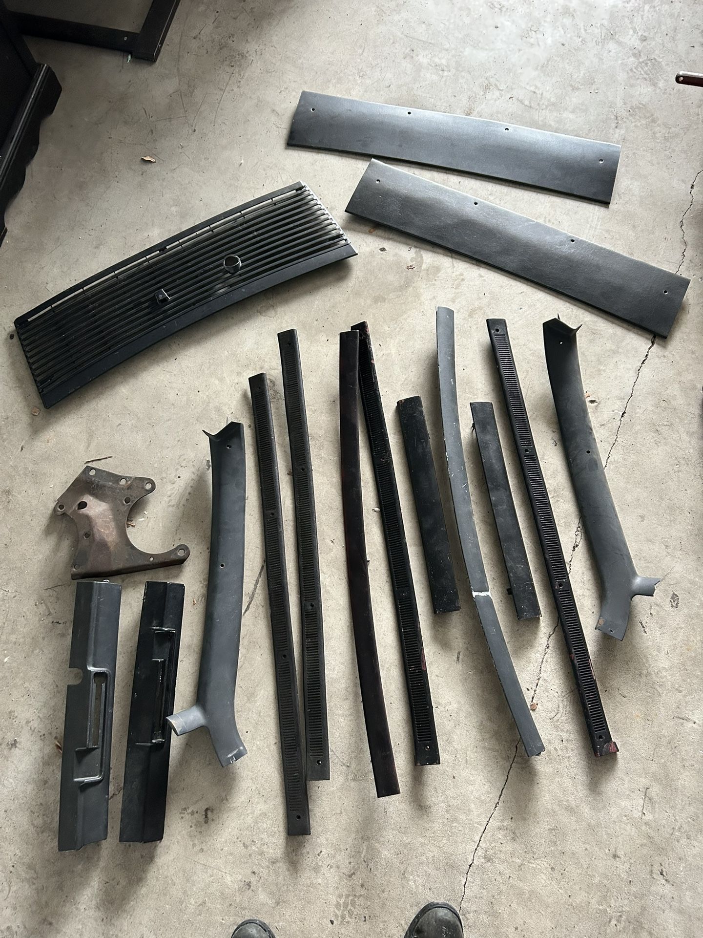 FORD MOLDING PARTS
