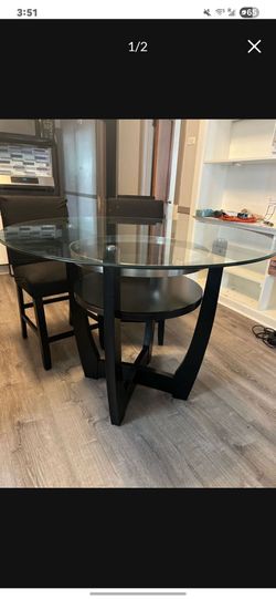 Glass round table.