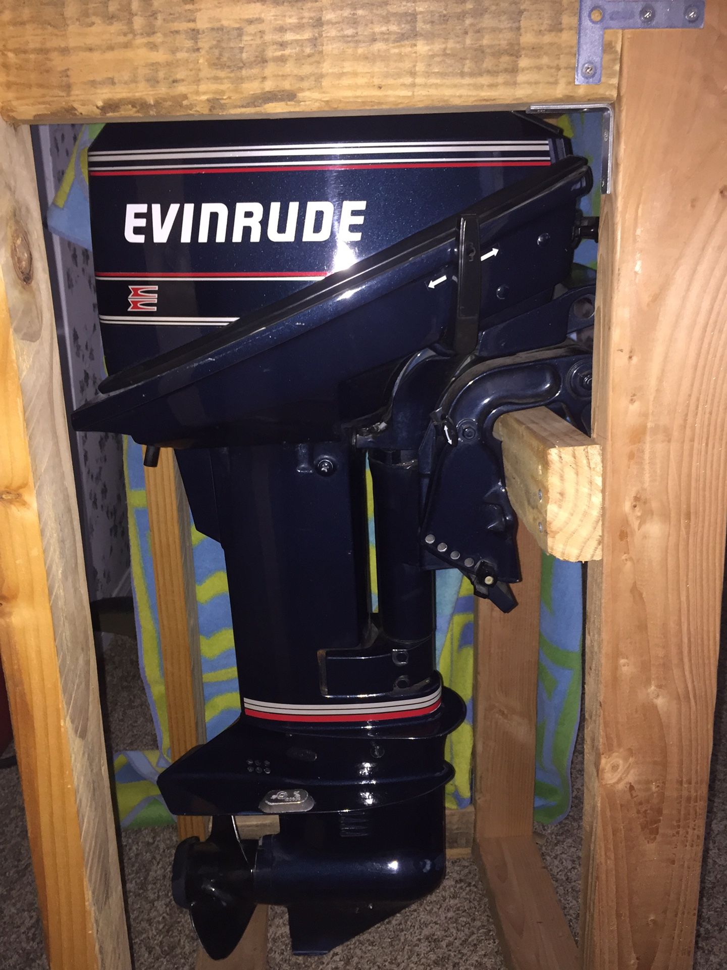 9.9 HP EVINRUDE BOAT MOTOR.