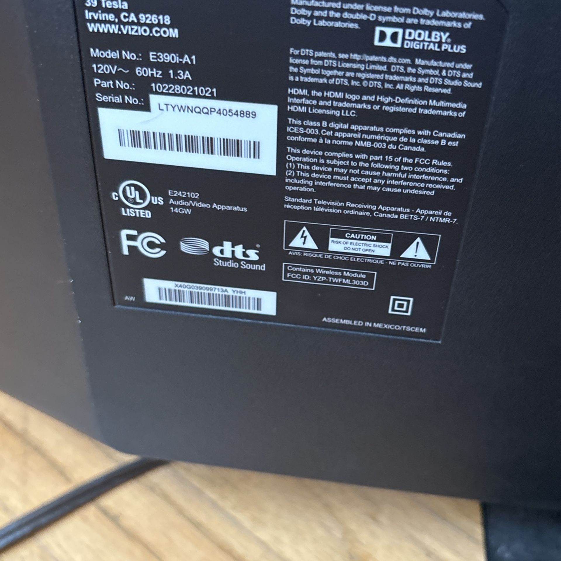 38.5 Inch Vizio E390iA1 Flatscreen Smart Tv Lines In Screen for Sale