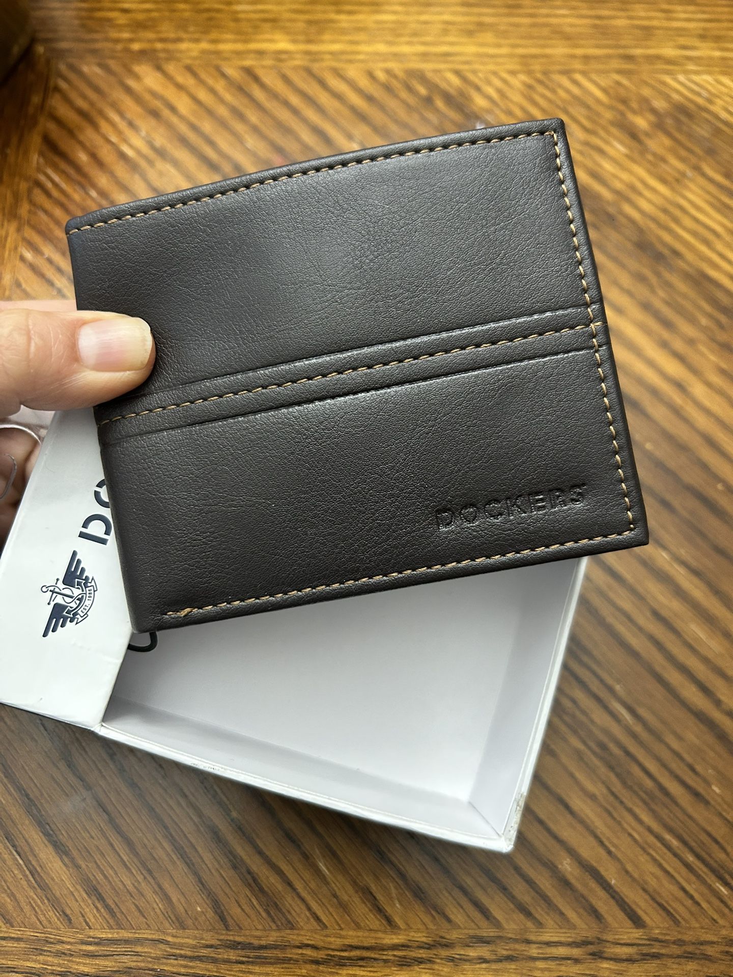 NWT Dockers men’s wallet brown