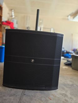 Mackie DRM18S-P
PARALLEL
18" PROFESSIONAL PASSIVE SUBWOO