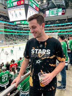 Dallas Stars hockey T-shirt features the official NHL crest, "STARS HOCKEY" Sz L