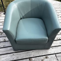 Aqua Blue Barrel Accent Chair. Located in Murray cash/Venmo. Fcfs or hold with Venmo