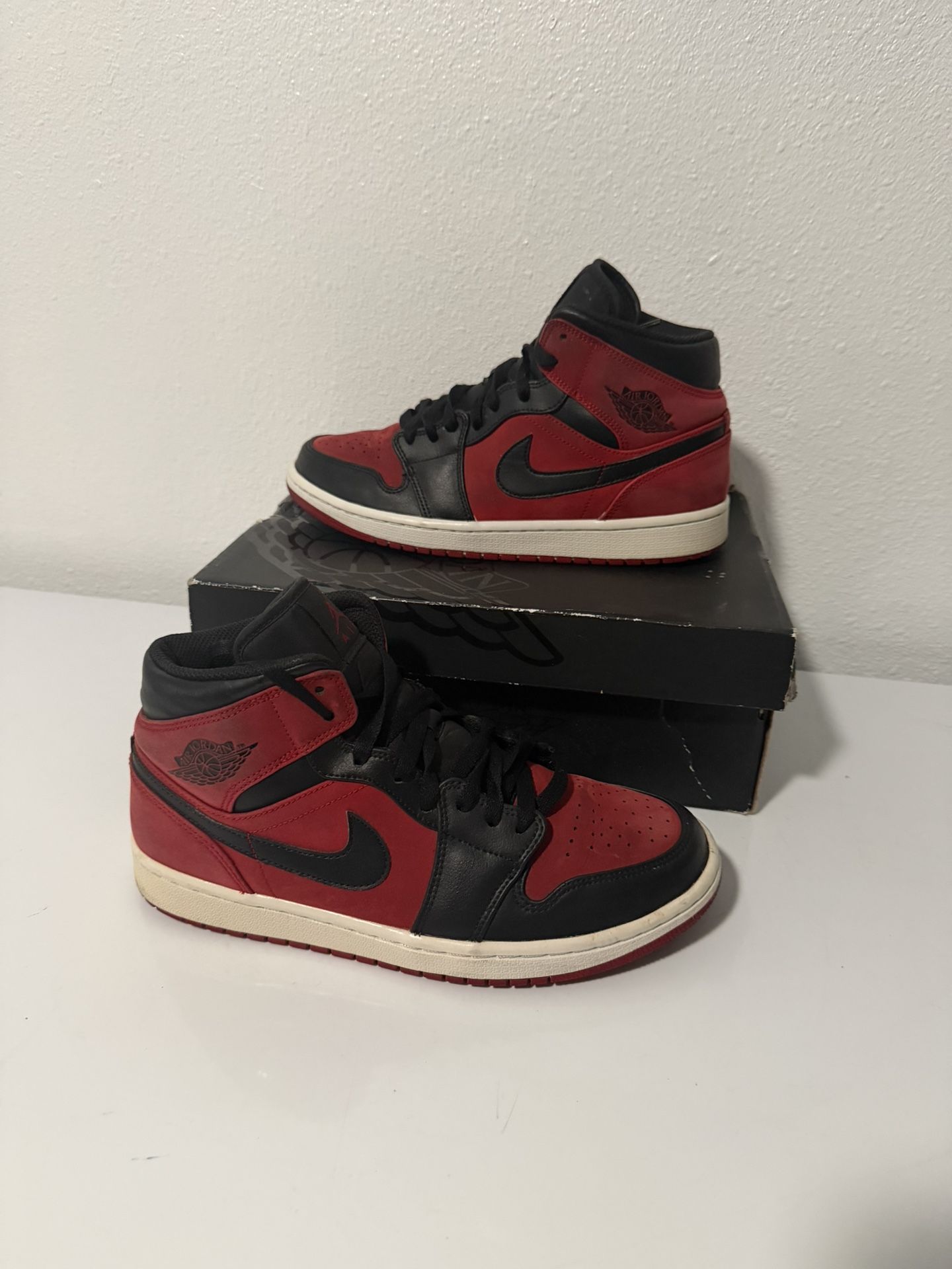 Nike Air Jordan 1 Mid Banned Shoes Size 8.5 display picture 2