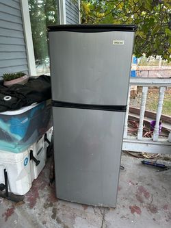 Magic Chef Mini Fridge with Top Freezer